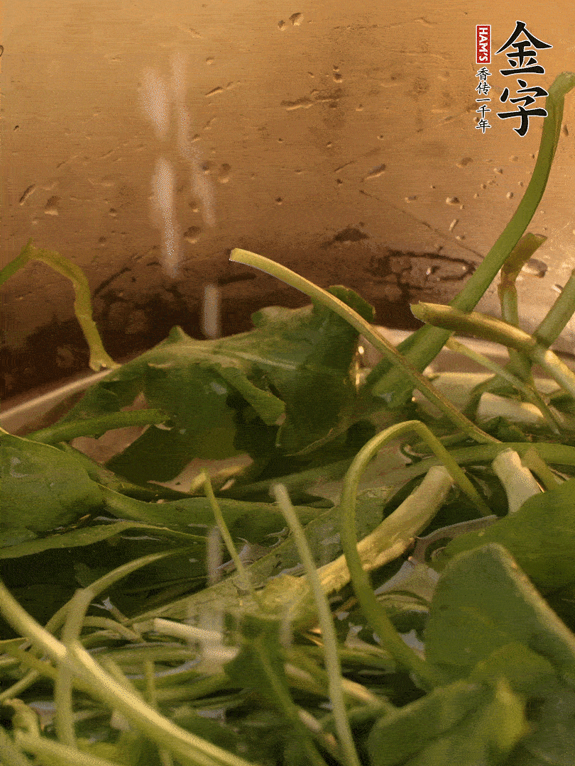 薺菜去掉根部，加小蘇打、鹽熱水沸騰燙軟。