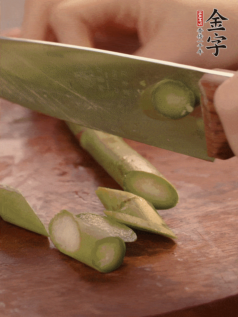 蘆筍去掉底部老的部分，斜切成段。白玉菇去掉根部，日本豆腐切成圓厚片。