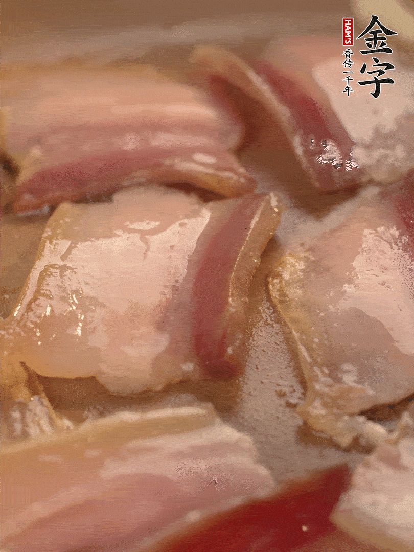 鍋中熱油煸香大蒜、咸肉。