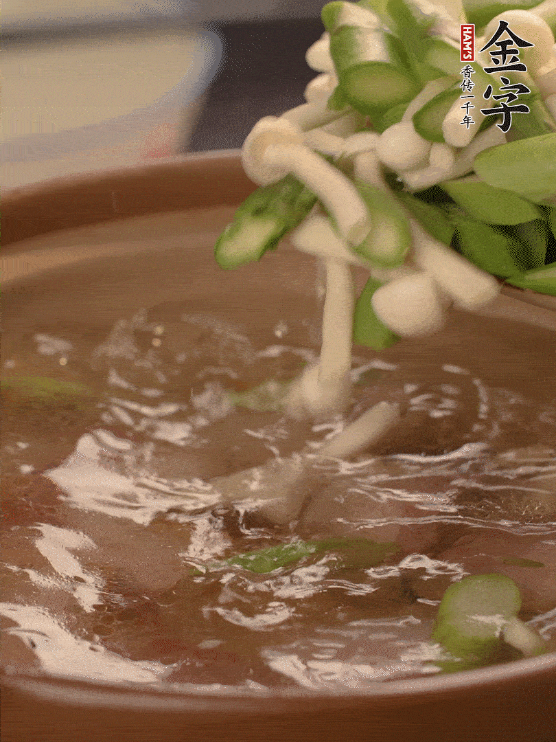 咸肉肥肉部分變透明時(shí)，加清水，放蘆筍、白玉菇大火煮開。