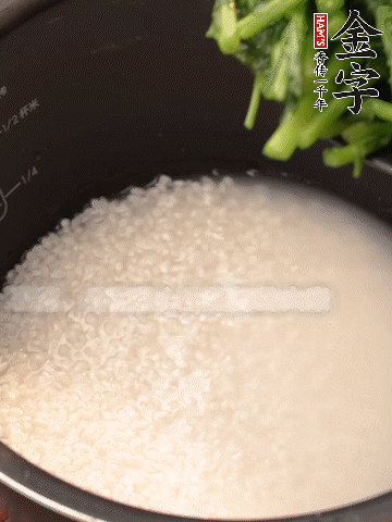 茼蒿、香腸放入浸泡好的大米，水沒過大米半指煮熟。