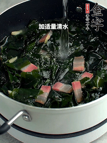 放入泡發(fā)好的裙帶菜翻炒一下，加適量清水燉煮。