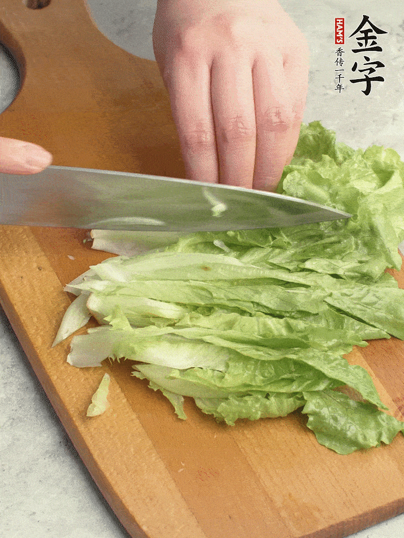 胡蘿卜、生菜、黃瓜切絲。