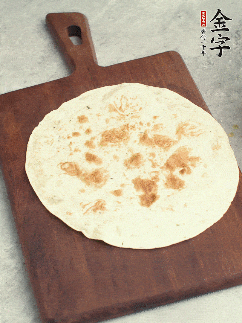 食材依次鋪在卷餅皮上，卷起來(lái)。