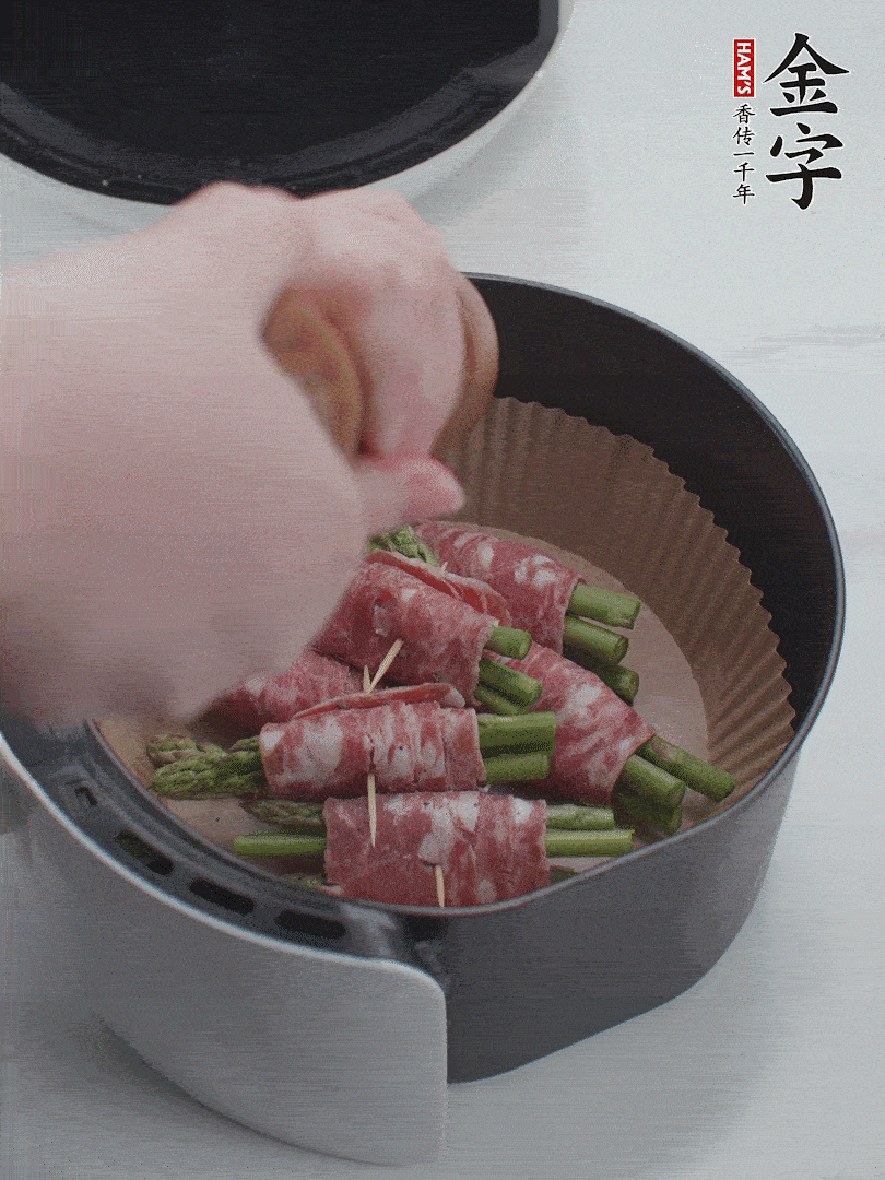 在培根卷上撒點黑胡椒碎。