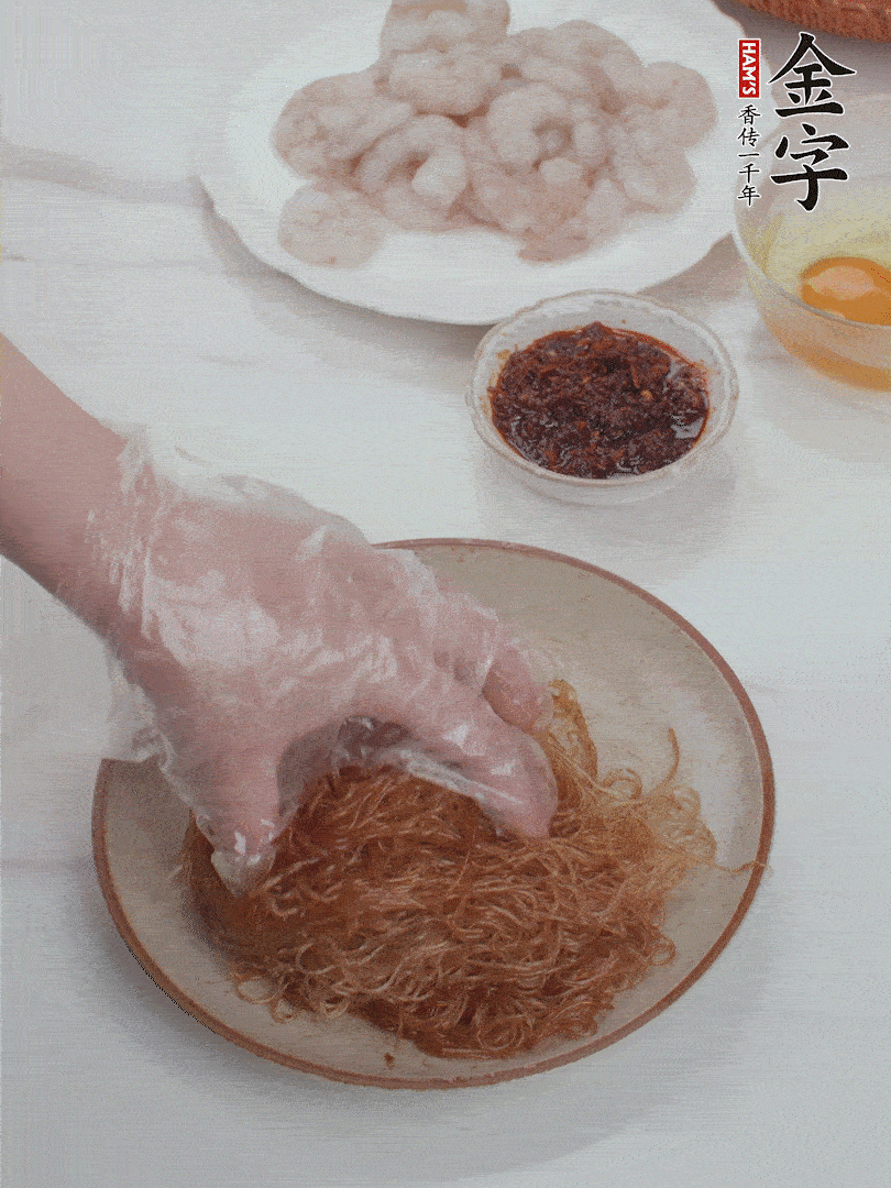 粉絲泡軟后，入沸水煮10秒，撈出后加1/2勺老抽、1/2勺食用油挑松。