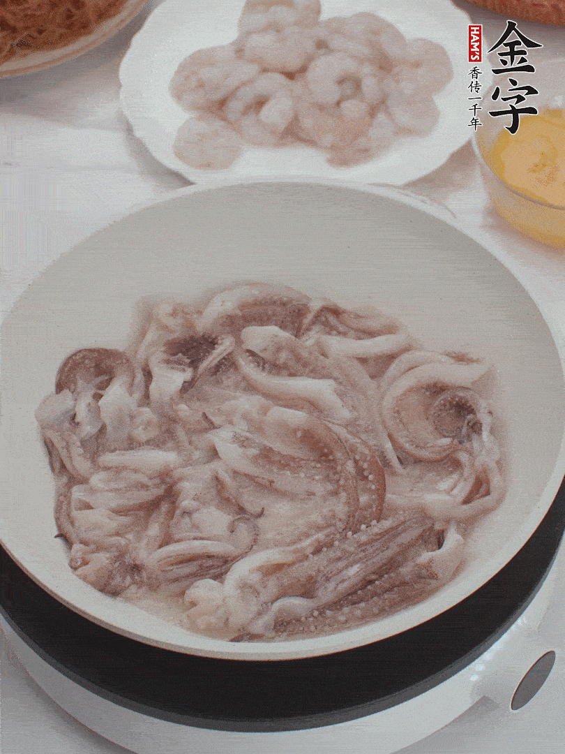 蝦仁、魷魚滑油，蛋液炒制半熟。