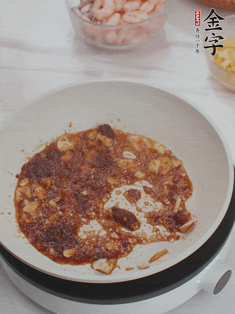 冷鍋熱油，1大勺金字火腿XO醬、蒜末炒香，倒粉絲一起炒。