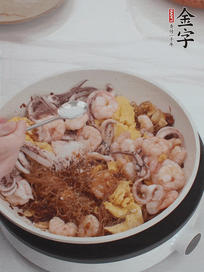 加雞蛋，蝦仁，魷魚混合。