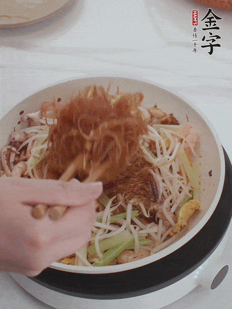 放焯好水的香芹、豆芽翻炒挑松。