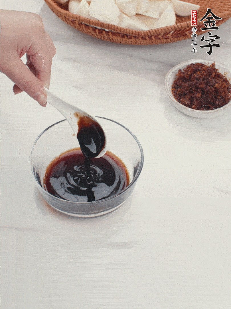 將生抽、老抽、黃酒和白砂糖在小碗里調(diào)成味汁。