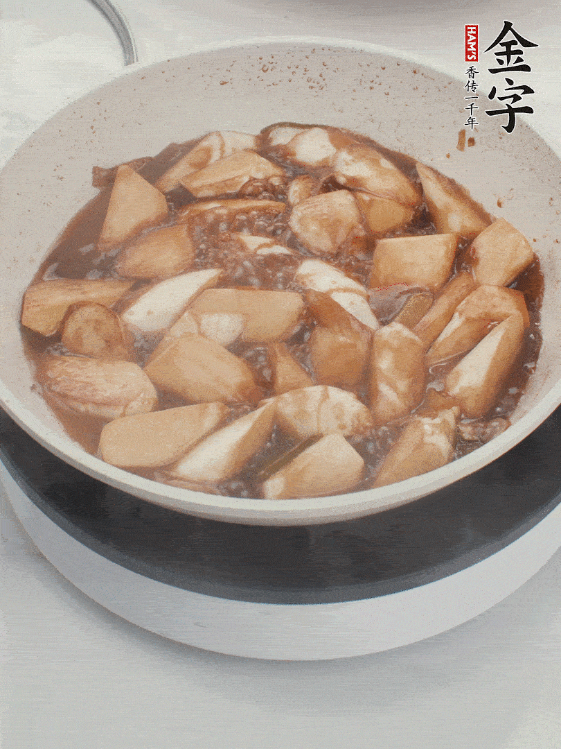 待茭白煸到微微發(fā)黃加入調(diào)好的味汁翻炒。加一小碗清水蓋蓋子燜3-4分鐘。