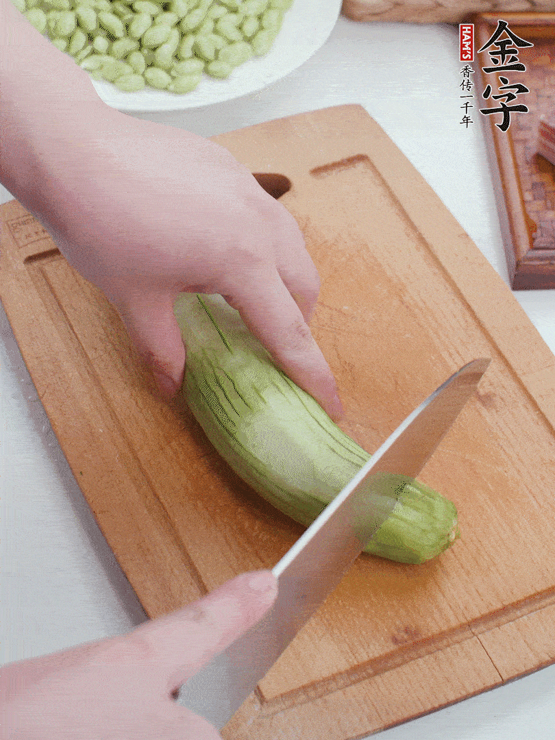 絲瓜去掉外皮，去掉兩端，切成滾刀塊。