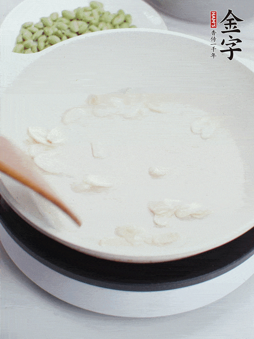 金字淡咸肉煮15分鐘，撈出切片。油5成熱時(shí)，蒜末、咸肉爆香。