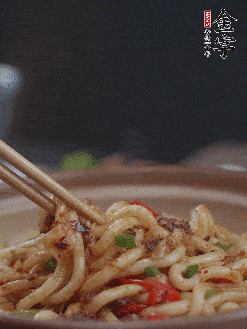 一小撮鹽調(diào)味。最后可以點(diǎn)綴香蔥段。