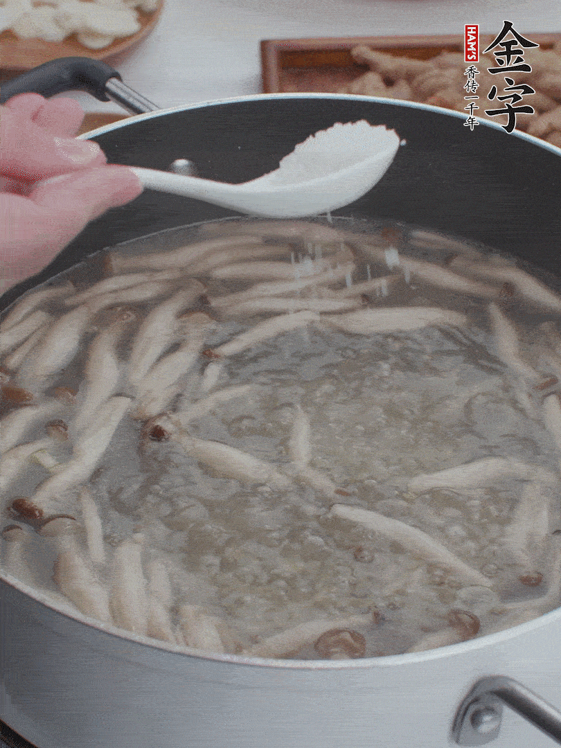 1勺鹽、一點胡椒粉調(diào)味。