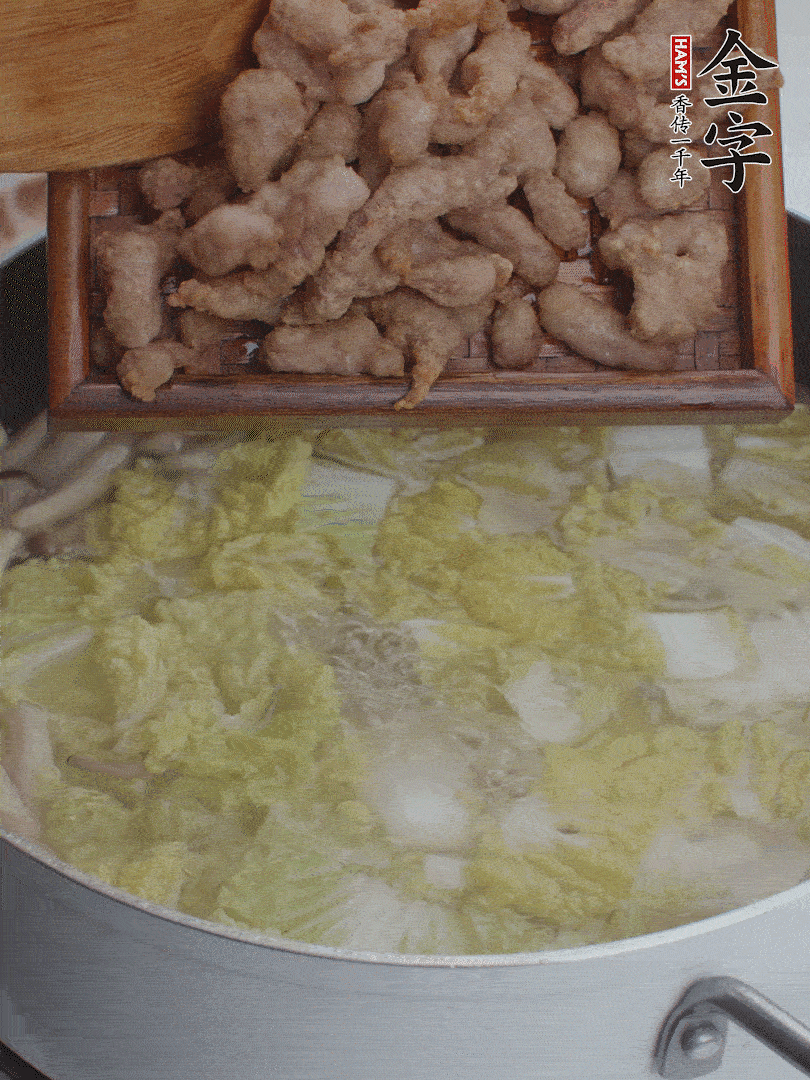 水開后煮10分鐘，下娃娃菜、小酥肉煮3分鐘。