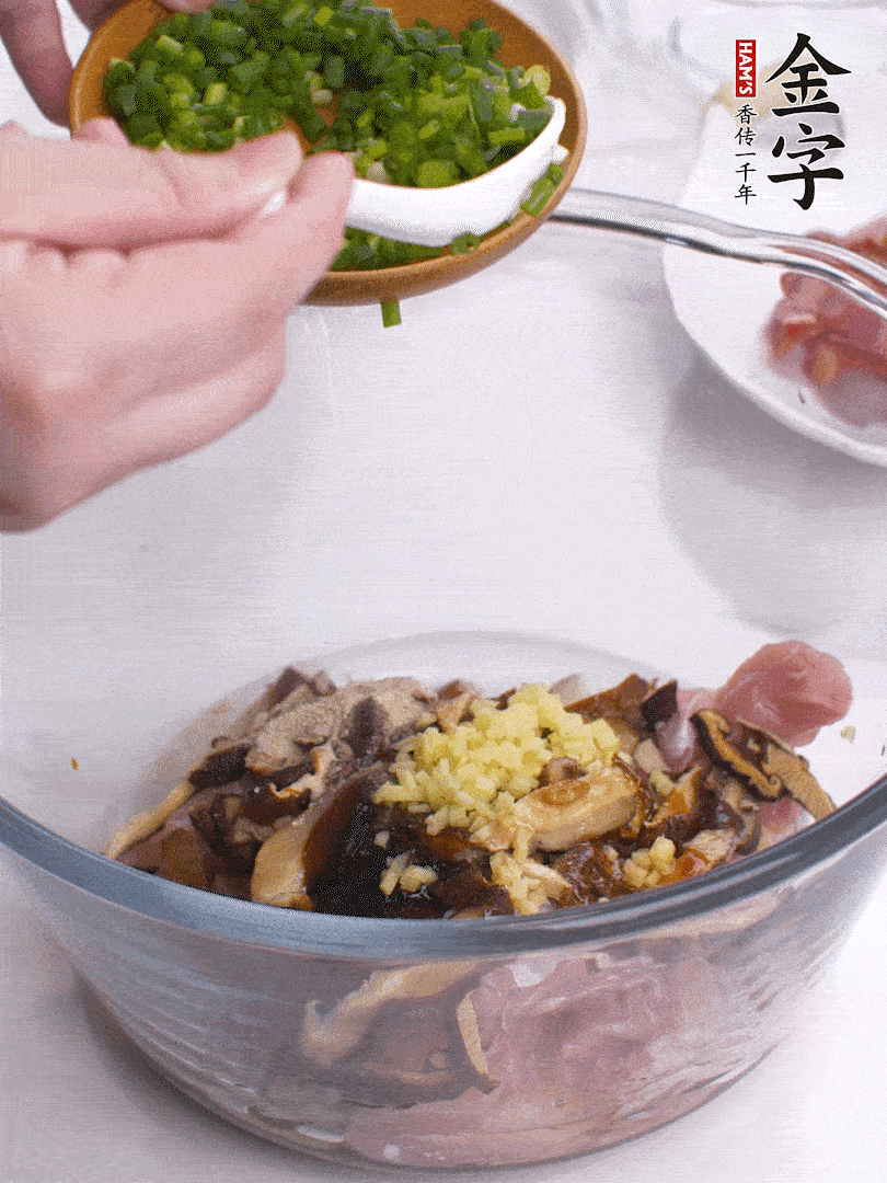 雞肉、香菇混合，加清水1/3杯、料酒1勺、蠔油1勺、鹽1勺、糖1/4勺、白胡椒1/4勺、食用油1勺、香油1/4勺、姜末、蔥花，攪拌均勻腌制2小時。