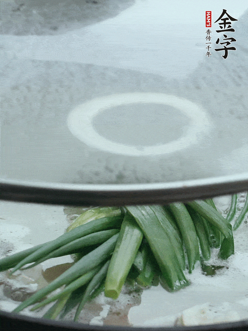 加蔥結(jié)去腥，大火開后中火燒20分鐘。