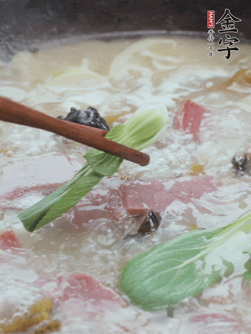 撈出蔥結(jié)，小菜心點(diǎn)綴。
