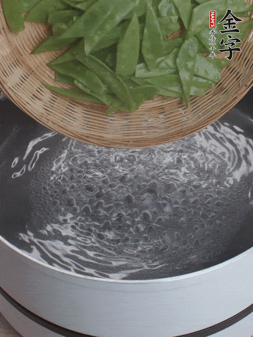 甜豆莢撕掉老筋，斜切兩半，焯水1分鐘。