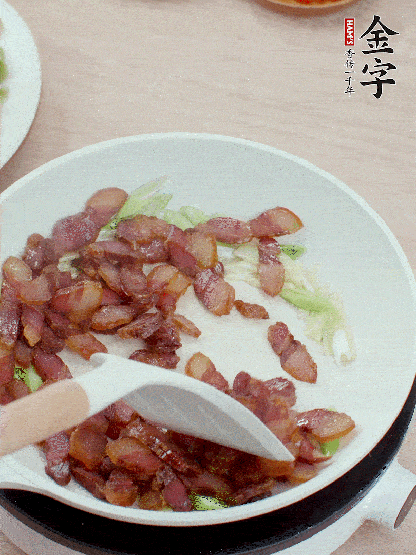 鍋中少許油，姜、蒜白爆香，下臘肉煸出油脂。