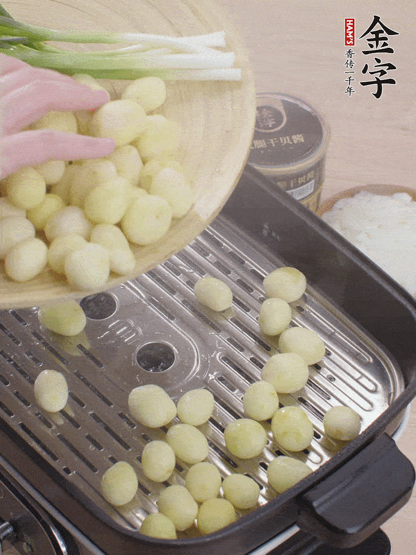 去皮小土豆蒸熟。