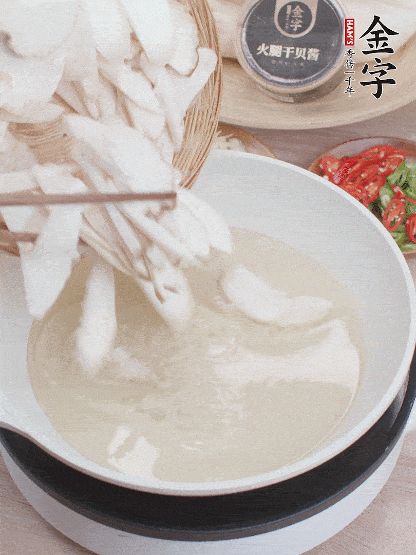 杏鮑菇切成片，油溫7層熱炸2分鐘。