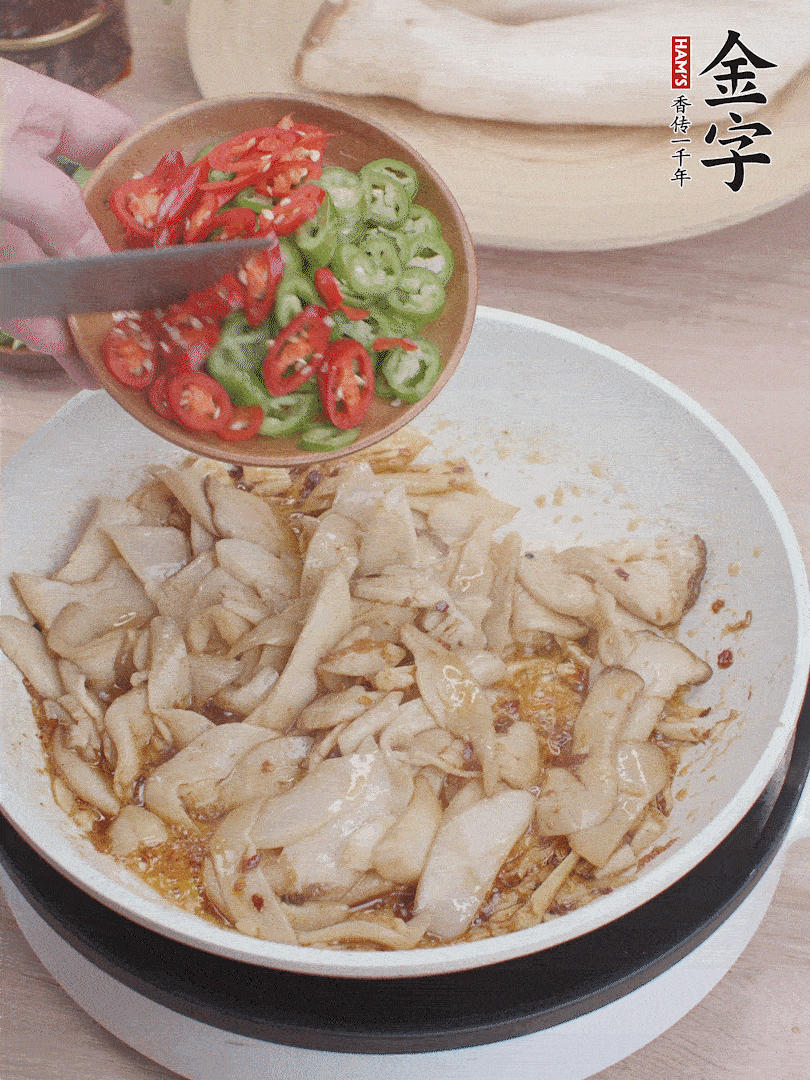 下杏鮑菇、青紅辣椒炒出香味。