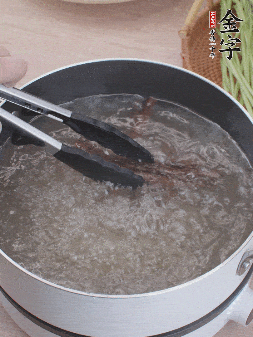 金字醬油肉下鍋煮10分鐘，切薄片。