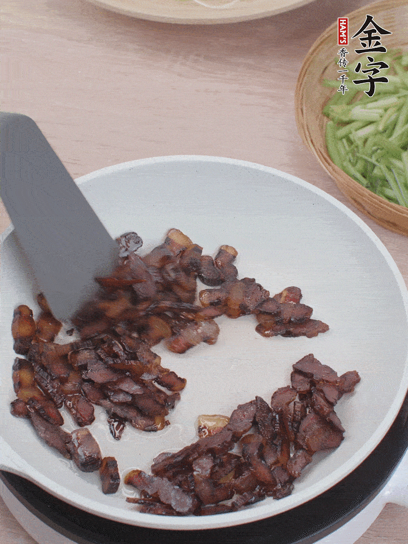 起鍋熱油，煸香醬油肉。