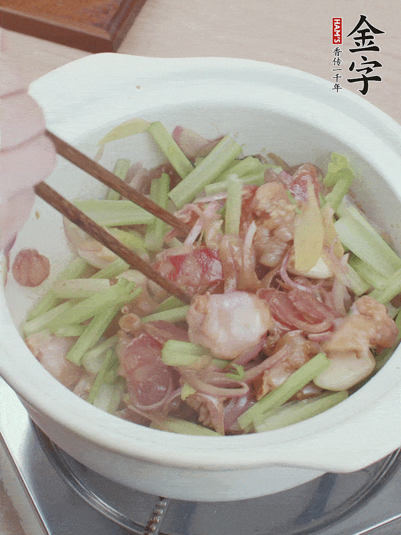 下牛蛙、芹菜、香腸翻炒。