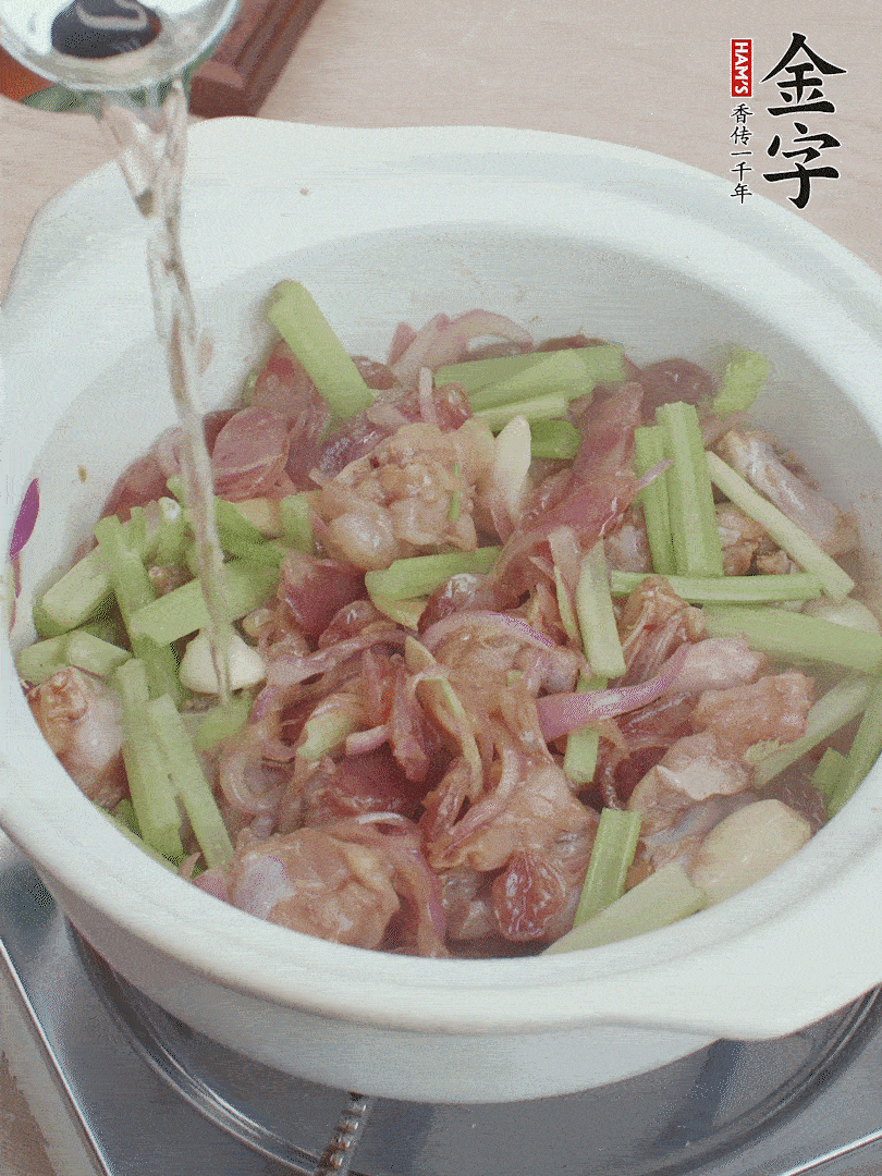 牛蛙變色后，淋點啤酒，加蓋后調(diào)小火燜10分鐘。