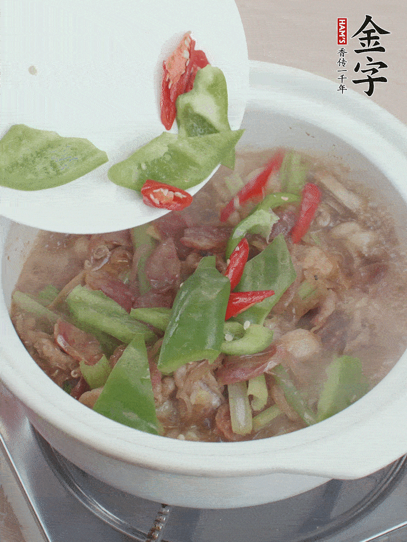 下綠菜椒，翻炒1分鐘。