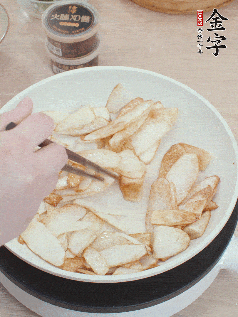 鍋中熱油，山藥煎至兩面金黃。
