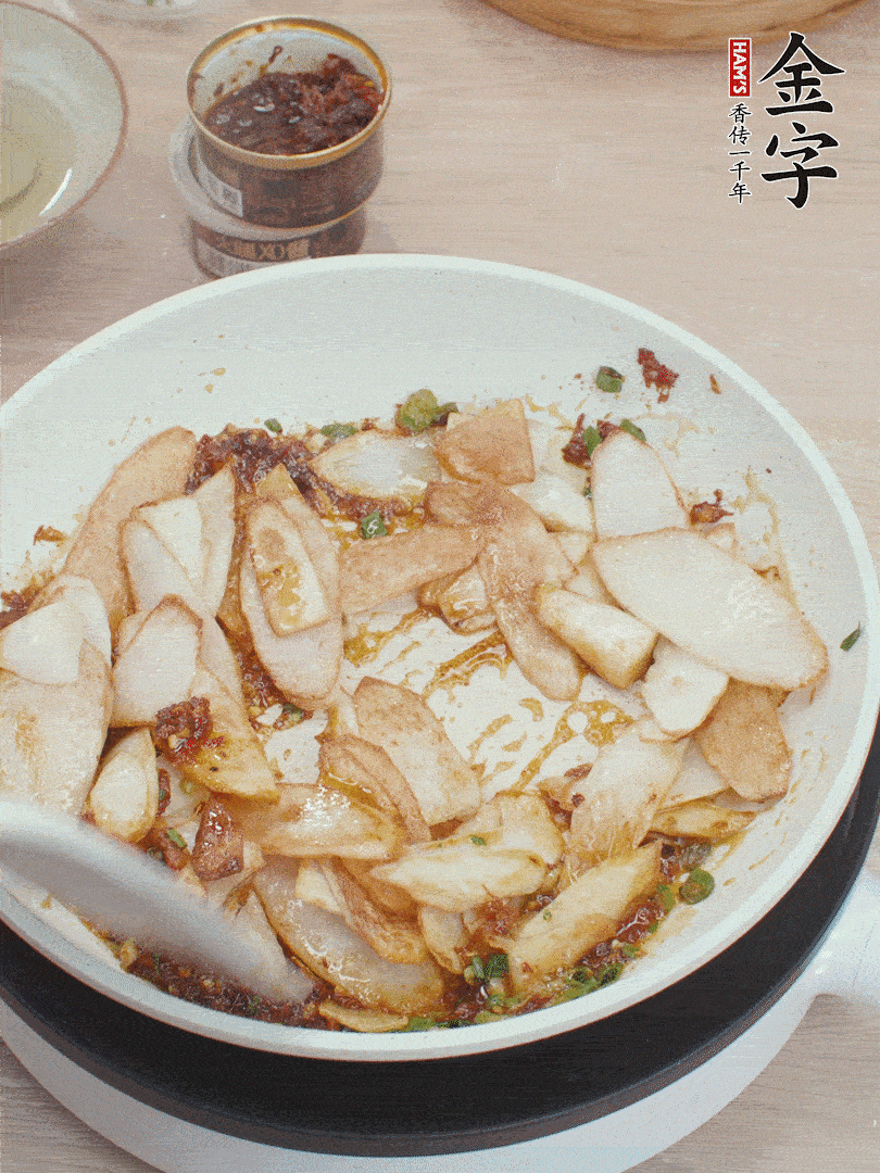 下山藥炒勻，撒蔥花。