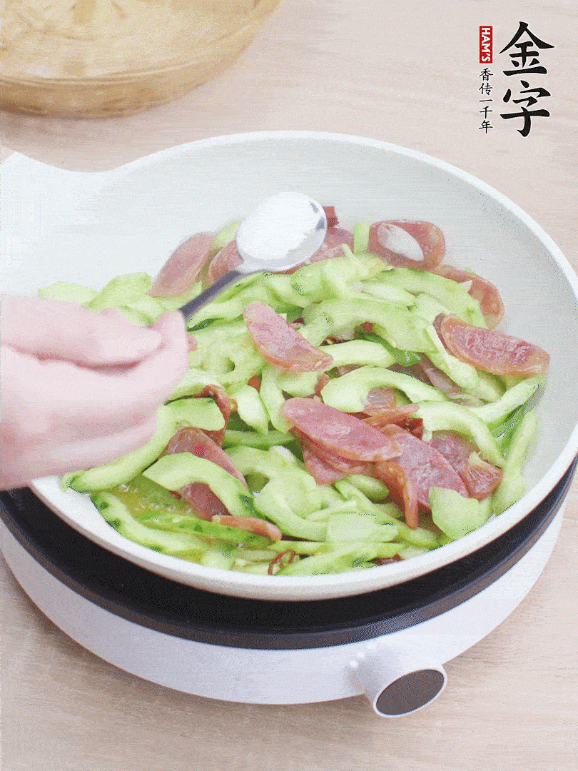 淋點開水，半勺白糖、1勺生抽調(diào)味。