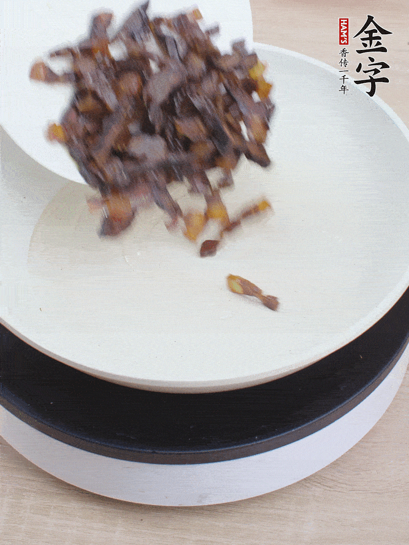 油熱倒醬油肉，編出香味。