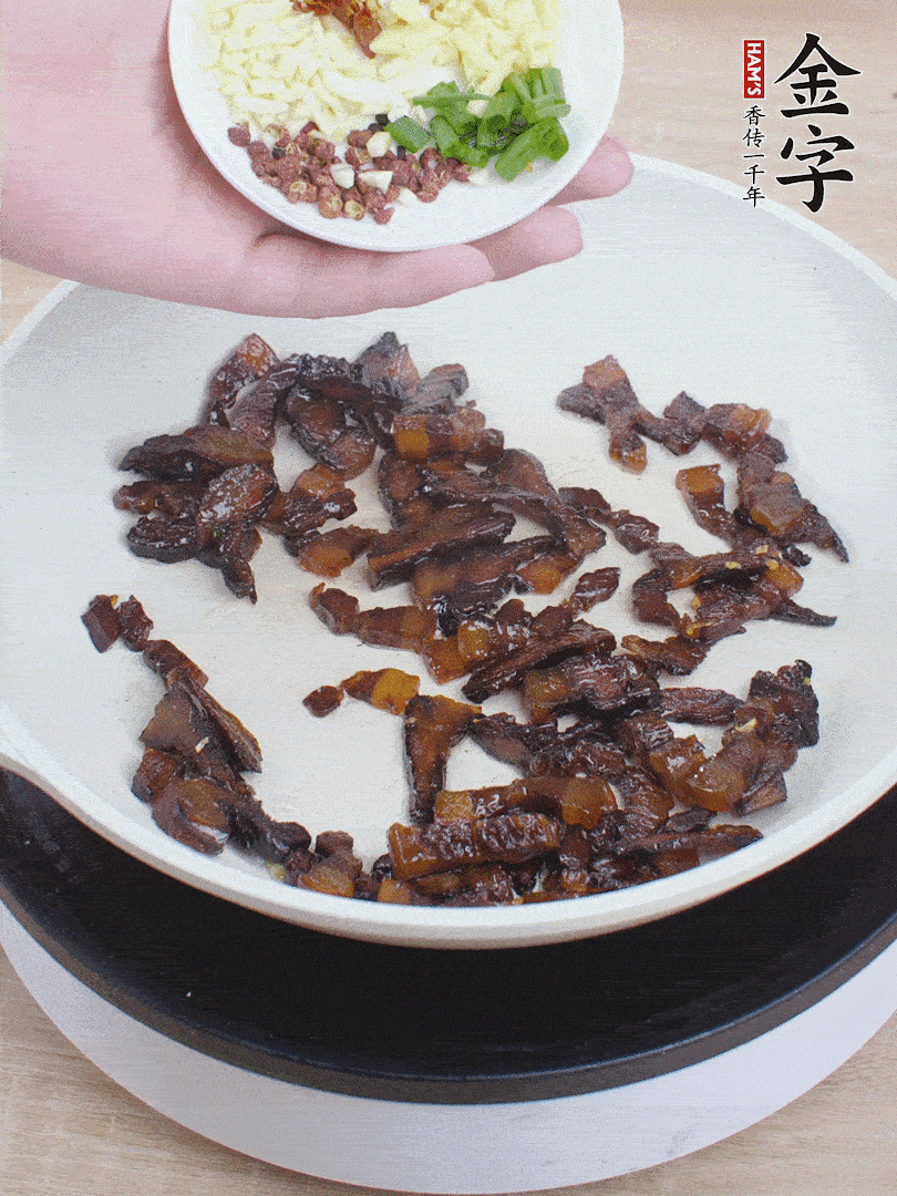 下蔥姜蒜、干辣椒、花椒粒炒香。