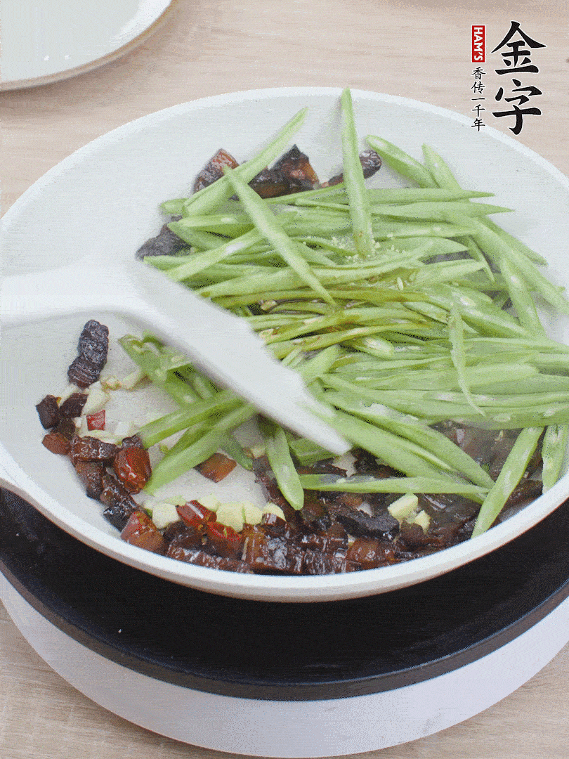 下豆角，生抽、雞精調(diào)味，炒到斷生。