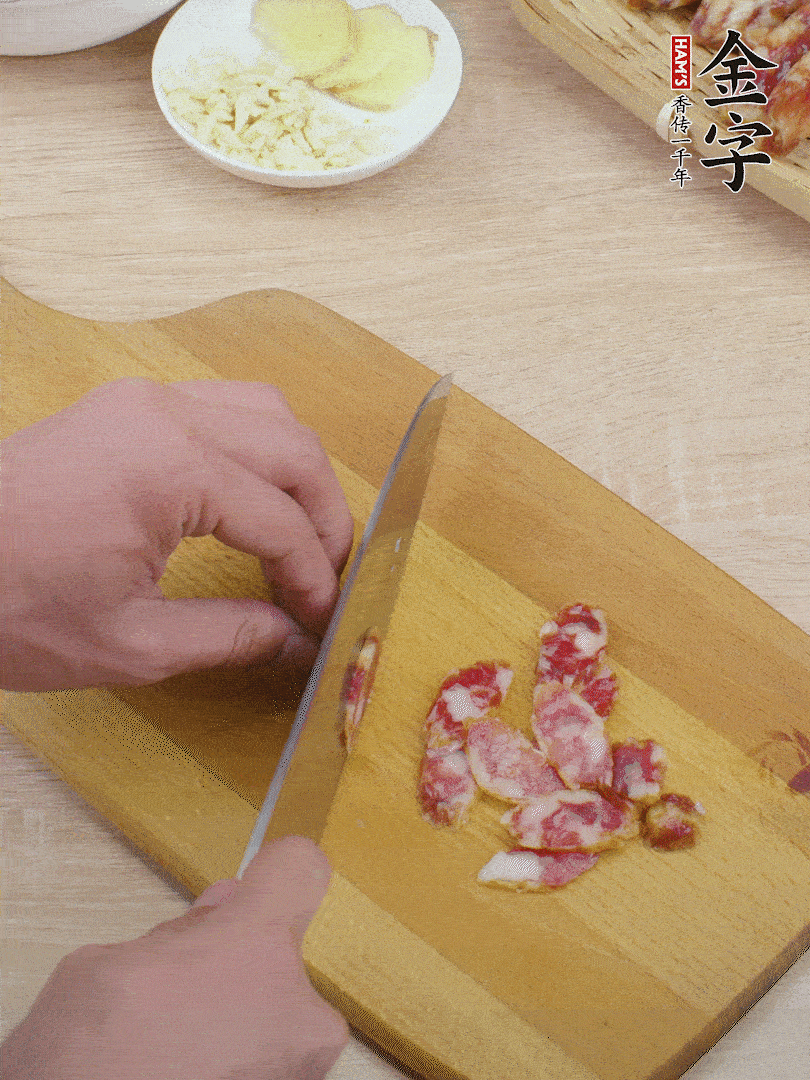 金字土香腸切片。
