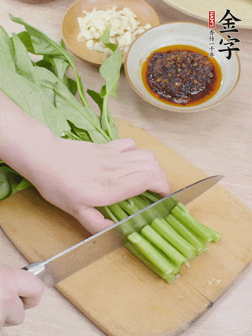 空心菜切段，大蒜拍碎切末。