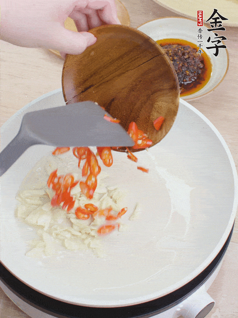 油熱煸香蒜末、辣椒。