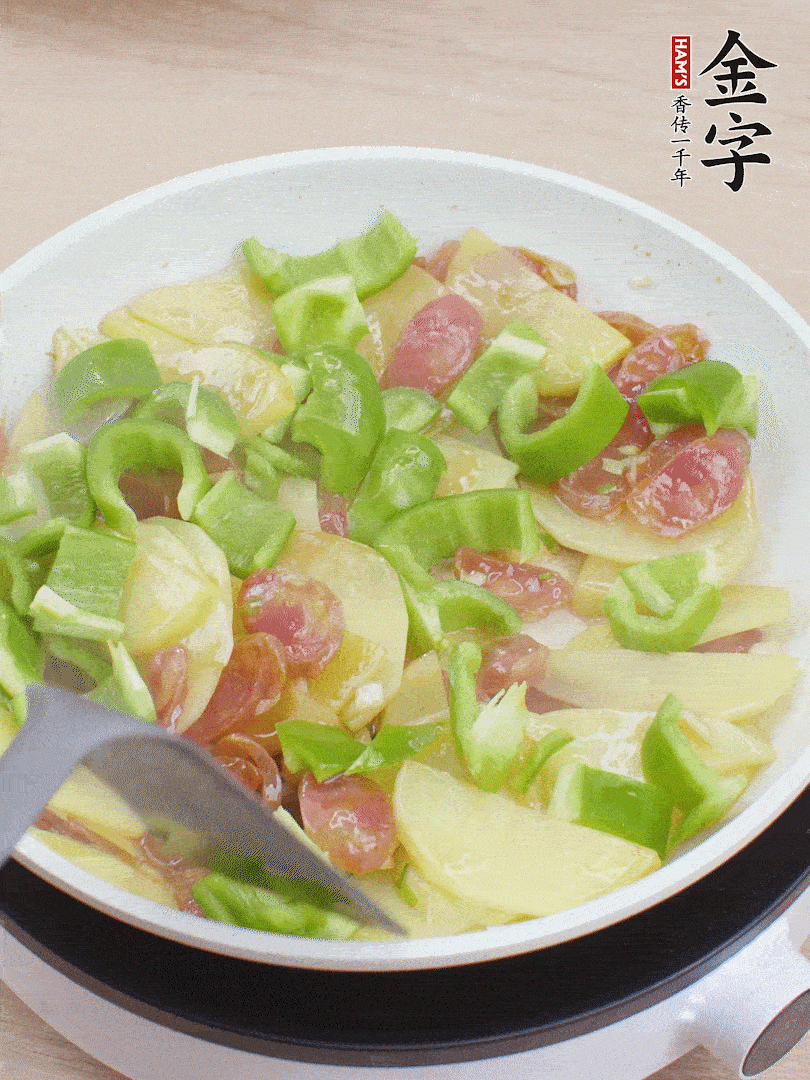 下辣椒翻炒1分鐘。