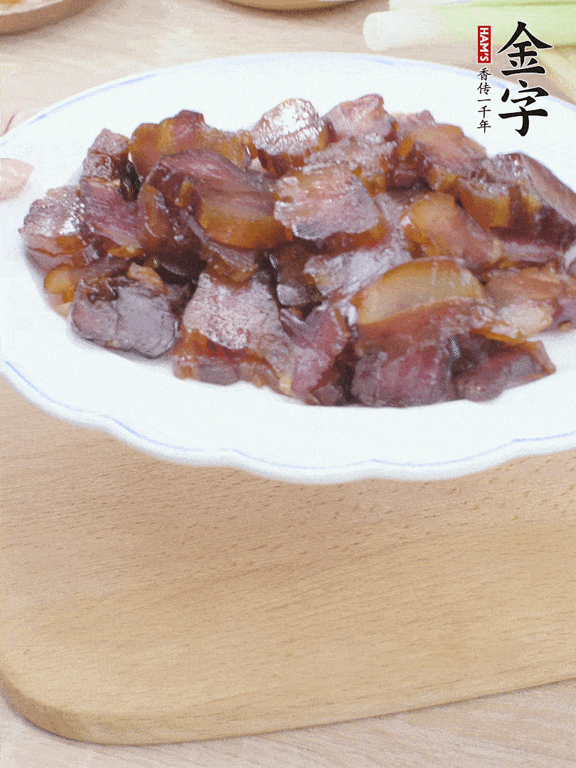 金字醬油肉水煮15分鐘，切薄片。