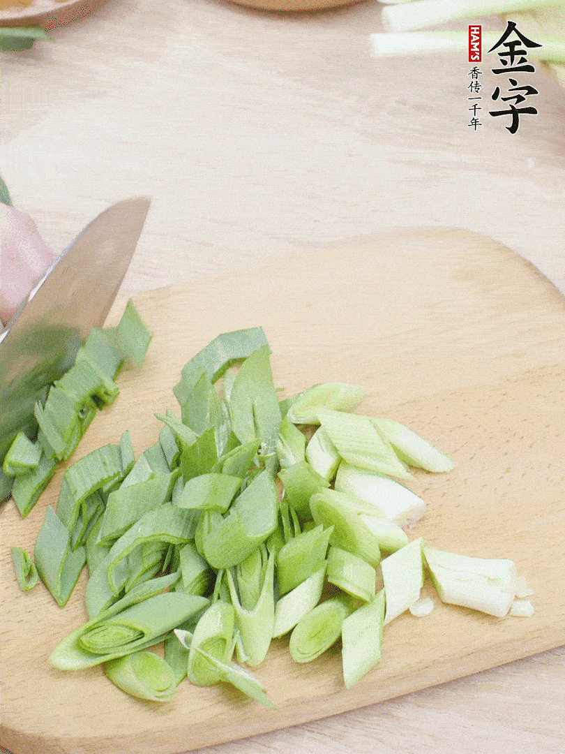 青蒜切段。（蒜白可以拍一下，再斜著切）