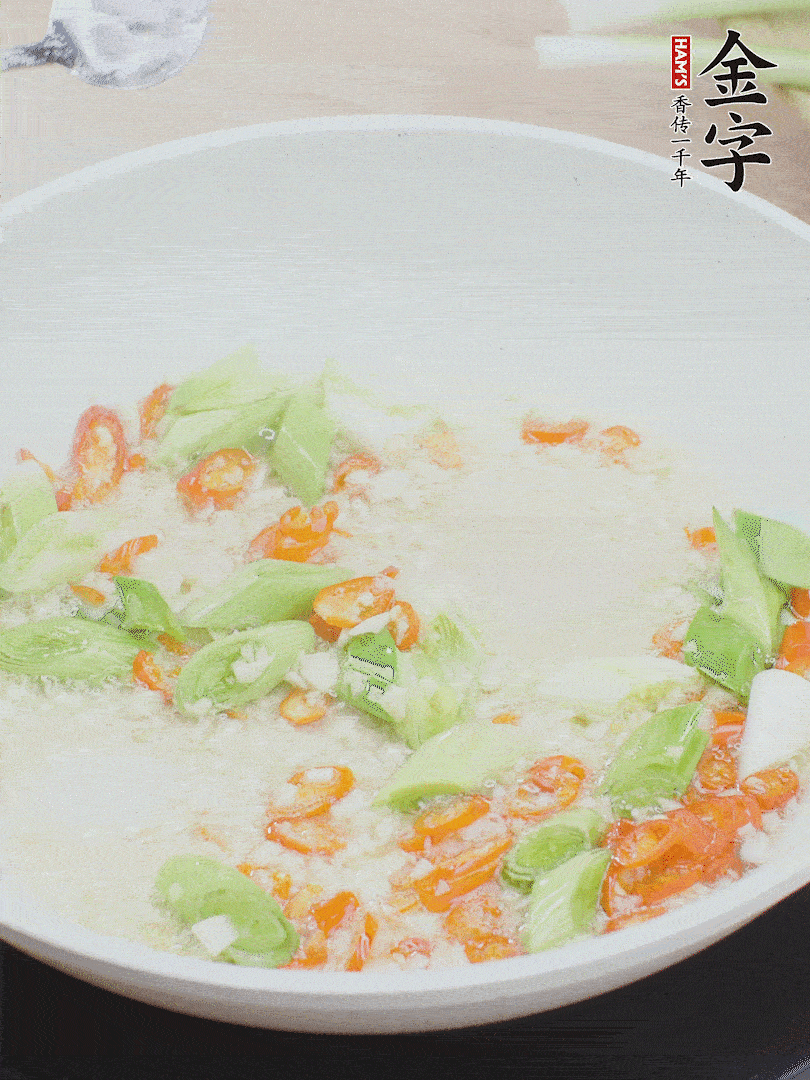 油5成熱時(shí)，下蒜末、辣椒、蒜白煸炒。