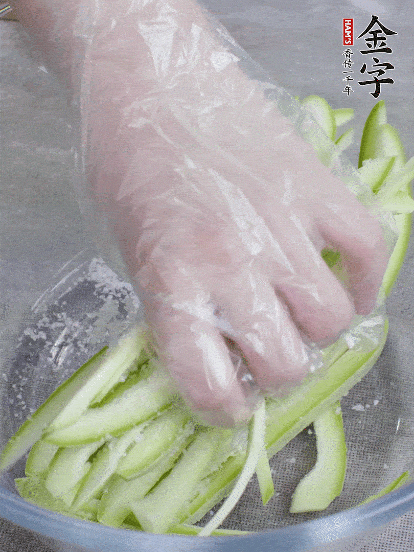 加鹽腌制15分鐘，清洗后擠干水份。