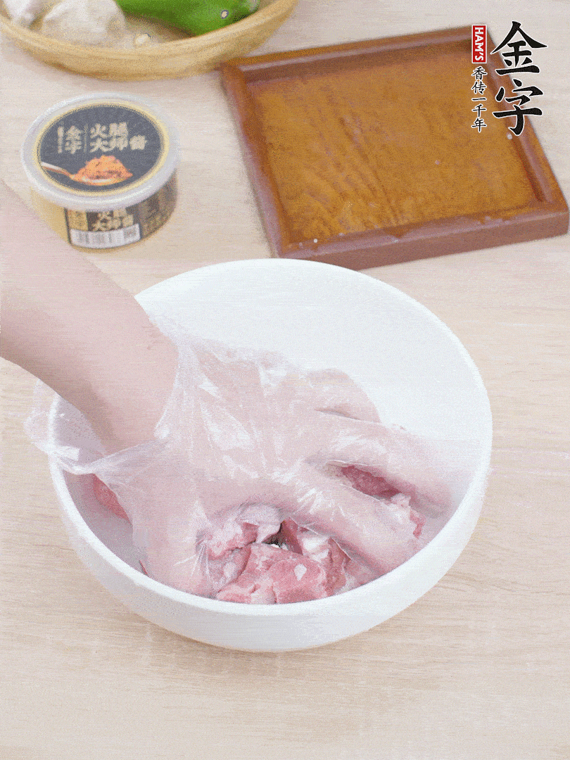 豬小排，加1勺料酒、1勺蠔油、1/3勺白胡椒粉、淀粉，抓拌均勻腌漬30分鐘。青椒去蒂去籽切塊。洋蔥去皮切塊。