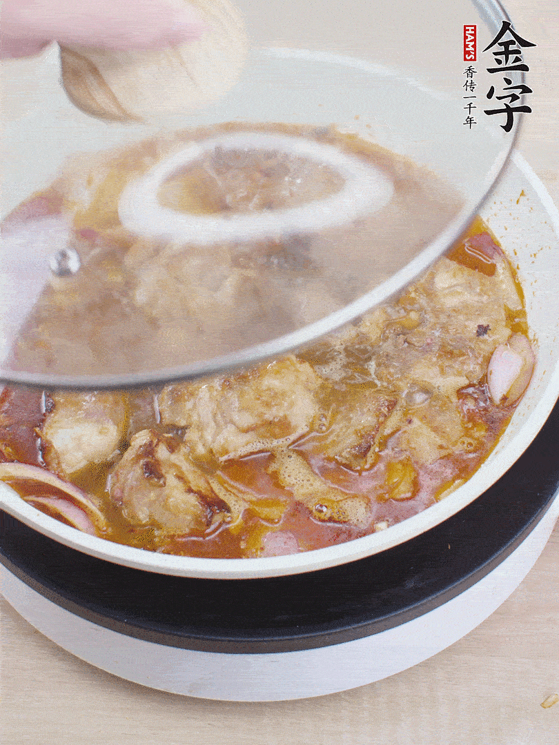 下小排翻炒，加1勺生抽、1點白砂糖和少許水燜2分鐘。
